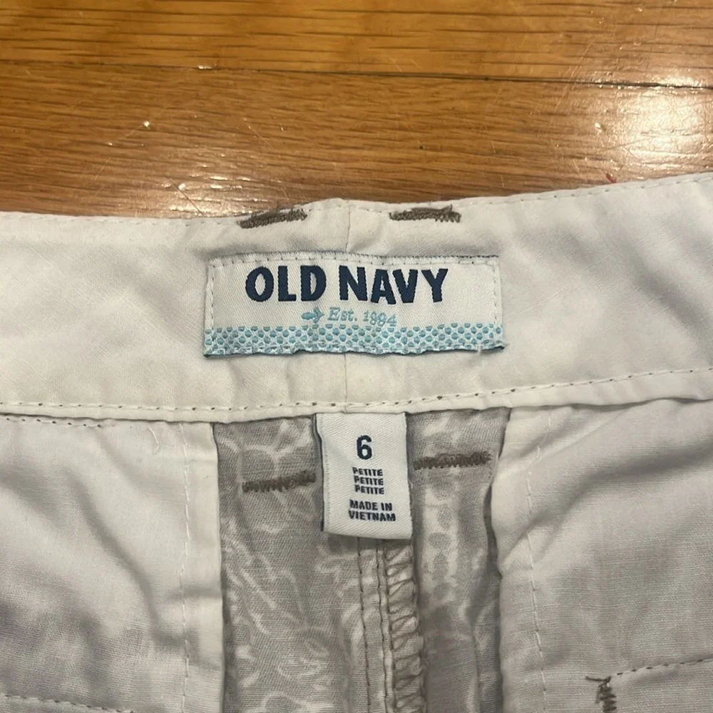 Old navy women’s floral shorts size 6 petite.